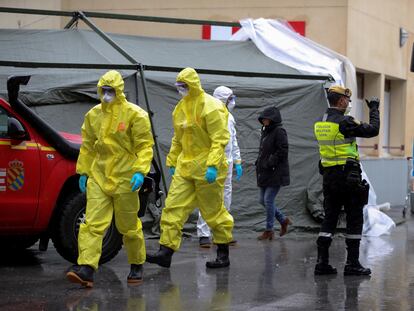 Personal sanitario trabaja este martes en el montaje de un hospital de campaña junto al hospital Gregorio Marañón, en Madrid.