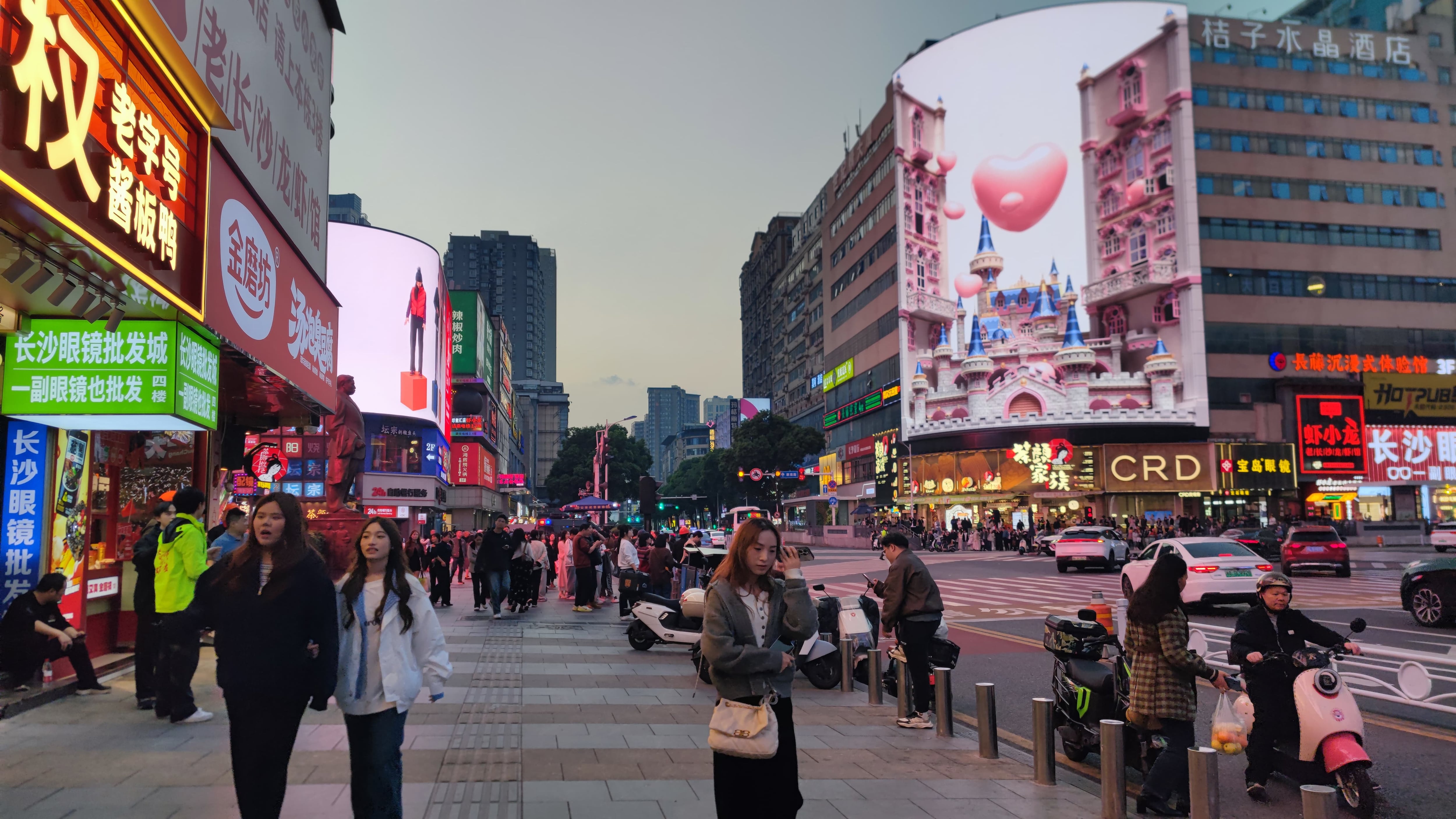 Jóvenes chinos pasean por el centro de Changsha, el 4 de noviembre de 2025.