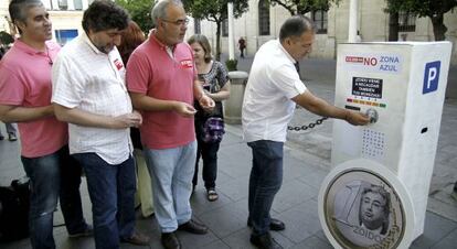 Parodia en protesta por la ampliación de la zona azul de Sevilla, este jueves.