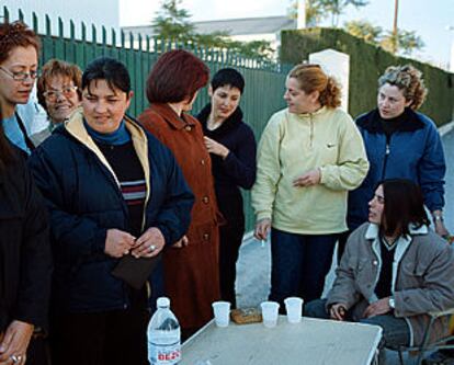 Trabajadoras de Manufacturas Textiles del Mediterrneo, ayer, ante la fbrica.