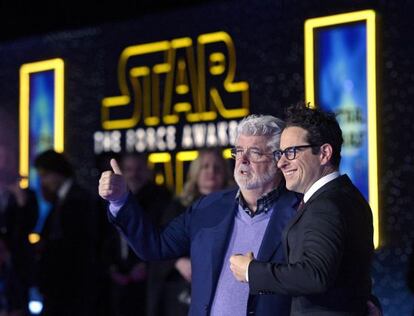 Los directores George Lucas y, a la derecha, JJ Abrahms.