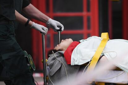 Una persona es llevada para ser tratada por los servicios de emergencia, cerca del puente de Westminster en Londres, Inglaterra.