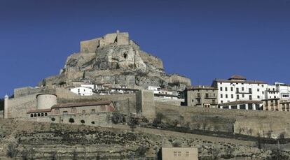 Vista de la muralla y el castillo de Morella.