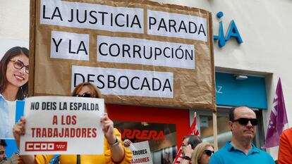 Concentración de funcionarios de la Administración de Justicia en huelga ante la sede del PSOE en Madrid para exigir mejoras salariales y laborales.