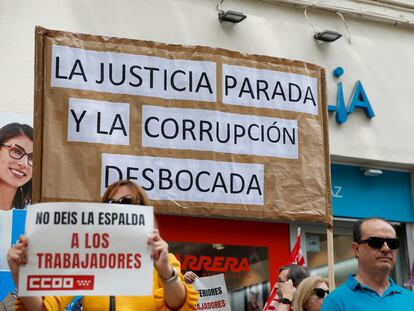 Concentración de funcionarios de la Administración de Justicia en huelga ante la sede del PSOE en Madrid para exigir mejoras salariales y laborales.