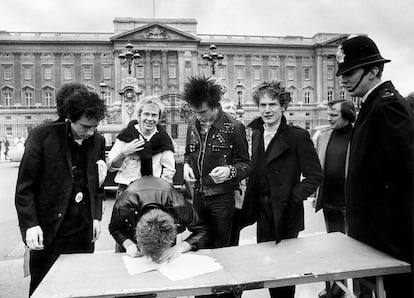 Los Sex Pistols renunciaron entrar al Rock and Roll Hall of Fame en 2006.

Johnny Rotten envió una agradable carta: "al lado de los Sex Pistols, vuestro hall of fame es una mancha de orina".