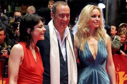 Las actrices Nina Hoss y Jasmin Tabatabai posan junto al productor Bernd Eichinger de <i>Elementarteilchen</i>.