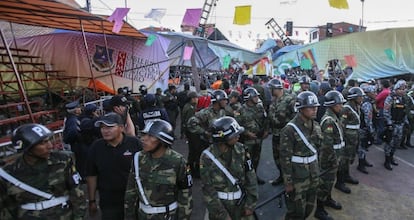 La pasarela que se desplom&oacute; en Oruro.