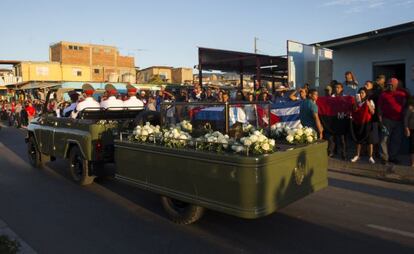 La caravana que traslada los restos del líder de la revolución cubana, Fidel Castro, se dirige hacia el cementerio Santa Ifigenia en Santiago (Cuba) donde los restos del expresidente cubano serán enterrados hoy en una ceremonia privada.