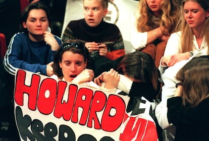 Fans alemanas de Take That durante la actuación de despedida del grupo en el programa de la cadena ZDF 'Wetten, dass...?', el 30 de marzo de 1996, en Düsseldorf.