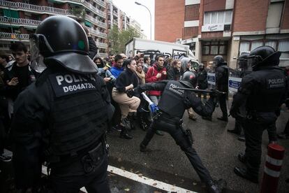 Los Mossos d'Esquadra cargan contra manifestantes que trataban de evitar el desahucio de Juan Hernandez y Livia Arteaga de la vivienda que tenían de alquiler en Travessera de Gràcia 274, Barcelona, el 20 de diciembre.