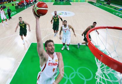 Paul Gasol encesta en el España-Lituania de los Juegos de Río en el Carioca Arena, primera victoria de la Selección Española de Baloncesto (109-59) en esa competición olímpica, el 13 de agosto de 2016.