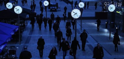 Trabajadores al amanecer en el distrito financiero londinense. 