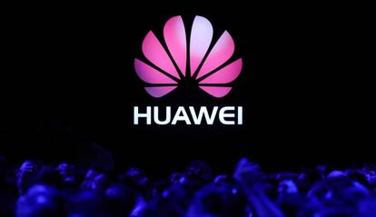 Logo de Huawei con fondo negro