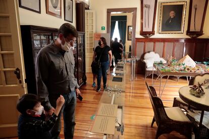 Visitantes recorren una exposición en el Museo Casa de Carranza, en Ciudad de México.