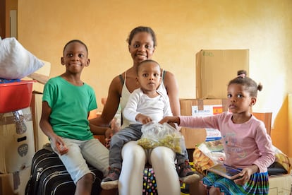 Elizabeth Anighoro y sus tres hijos, en su nuevo hogar en Parillas (Toledo).