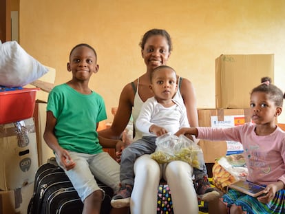 Elizabeth Anighoro y sus tres hijos, en su nuevo hogar en Parillas (Toledo).