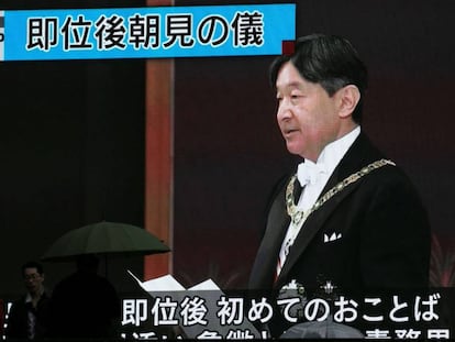 Retransmisión televisiva de la ceremonia de ascensión al trono de Naruhito.