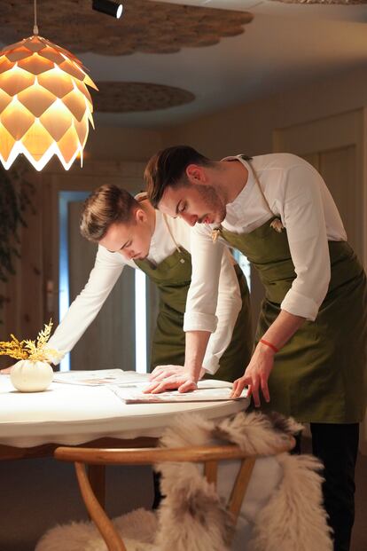 Javier Sanz y Juan Sahuquillo leen la reseña que acaban de recibir de una revista gastronómica. 