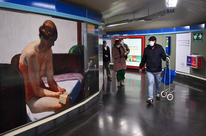 Usuarios del Metro de Madrid, en el pasillo de una estación el pasado lunes.