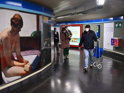 Usuarios del Metro de Madrid, en el pasillo de una estación el pasado lunes.