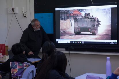 El fotógrafo Juan Carlos Tomasi, de Médicos Sin Fronteras, imparte un taller sobre la situación de Palestina en el Instituto Escuela Elisabets del Distrito de Ciutat Vella, en el marco de actividades en torno al Festival.