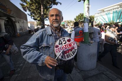 Arturo Guerrero, de 65 años: "En 1968 yo tenía 18 años y era preparatoriano. Me tocó estar en la plancha de las tres culturas. Desde entonces nunca he dejado de venir. Vamos en caída libre. Si estábamos mal, hoy estamos muy muy mal, seguimos buscando justicia para las víctimas del 68 y ahora tenemos a nuestros 43 compañeros y seguimos demandando y denunciando esos actos bárbaros que se dieron en el 68".