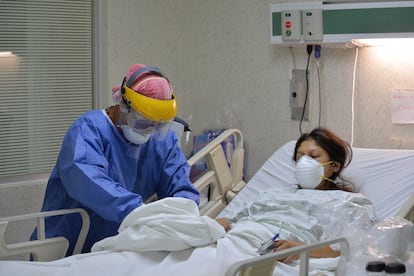 Una joven mamá  es atendida en el Hospital Materno “Mónica Pretelini Sáenz” en junio de 2020.