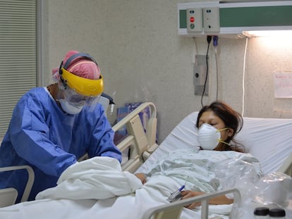 Una joven mamá  es atendida en el Hospital Materno “Mónica Pretelini Sáenz” en junio de 2020.