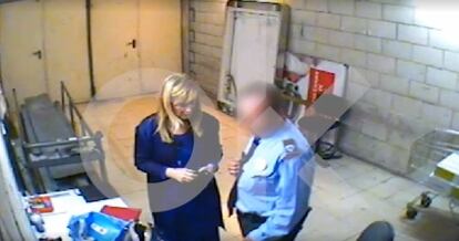 Fotograma del vídeo del presumpte furt de Cifuentes que ha divulgat 'OKDiario'.