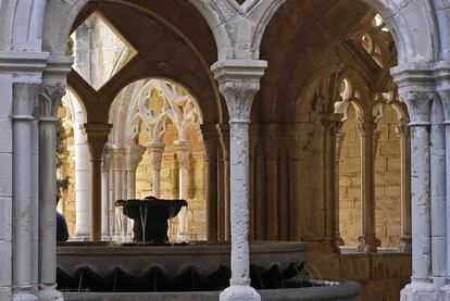 El monasterio cisterciense de Santa María de Poblet (Tarragona) acoge una hospedería única: permite vivir al ritmo de los usos y costumbres de la comunidad monástica, en estricta clausura (sólo pueden alojarse hombres), deambulando con total libertad por el monasterio, Patrimonio de la Humanidad de la UNESCO (<a href="http://www.poblet.cat" rel="nofollow" target="_blank">www.poblet.cat</a>).