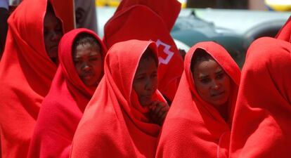 Mujeres desembarcadas en el puerto de Algeciras el pasado 21 de julio.