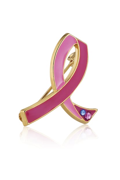 El lazo rosa de Estée Lauder
En esta edición limitada el lazo rosa cuenta con un diseño especial, con dos piedras, una rosa con representación de la concienciación sobre el cáncer de mama y otra azul que representa que para los hombres en los Estados Unidos, el riesgo de padecer cáncer de mama es de 1 entre 1.000. Tiene un precio de 16 €.