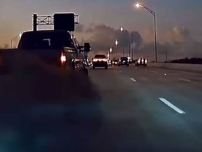 Pickup ataca a un Tesla.