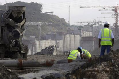 Trabajadores en las obras de ampliación del Canal.