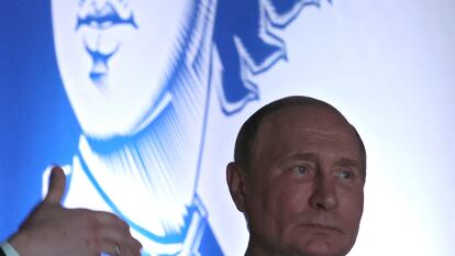 El presidente ruso, Vladímir Putin, visita la exposición sobre Pedro el Grande este jueves en Moscú.