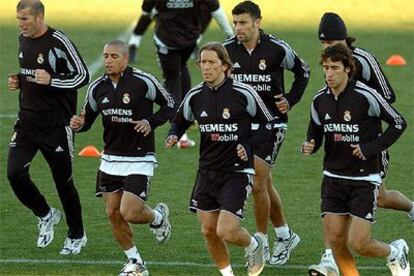 Zidane, Roberto Carlos, Samuel, Salgado y Raúl Gonzalez, esta tarde en la Ciudad del Fútbol en Las Rozas.