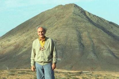 Eduardo Chillida, ante la montaña de Tindaya (Fuerteventura) en 1996.