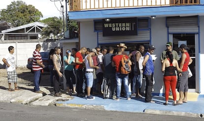 Inmigrantes cubanos hacen fila para entrar a una sucursal de Western Union en la ciudad de La Cruz, cerca de la frontera entre Costa Rica y Nicaragua.