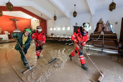 Varios efectivos del Infoca y de Bomberos limpian el 30 de octubre la iglesia de la Barriada Doña Ana de Cartama, Málaga, arrasada por la corriente del rio Guadalhorce tras las fuertes lluvias caídas en los últimos días de la dana.
