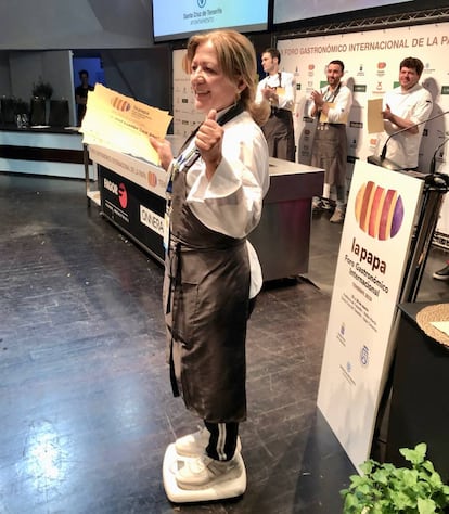 LOLA CUERDA EN LA BÁSCULA PARA CALCULAR SU PESO Y RECIBIR EL MISMO PREMIO EN PAPAS ANTIGUAS DE TENERIFE / CAPEL