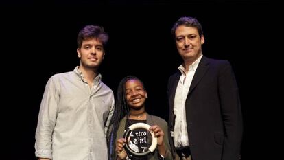 Asia Newson recoge su Pangea Award junto a Pablo González, fundador de Pangea, y al director de la Fundación Rafael del Pino, Vicente J. Montes Gan.