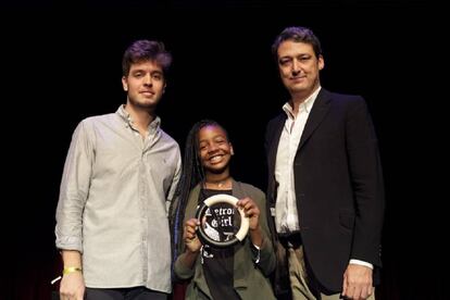 Asia Newson recoge su Pangea Award junto a Pablo González, fundador de Pangea, y al director de la Fundación Rafael del Pino, Vicente J. Montes Gan.