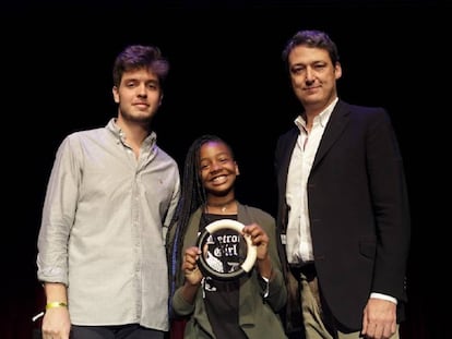 Asia Newson recoge su Pangea Award junto a Pablo González, fundador de Pangea, y al director de la Fundación Rafael del Pino, Vicente J. Montes Gan.