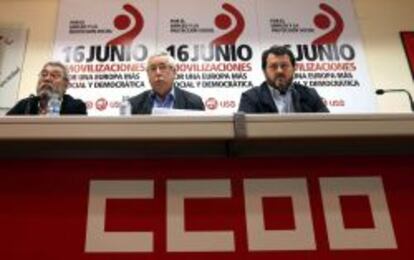 GRA104 MADRID, 10/06/2013.- Los secretarios generales de CCOO, UGT y USO, Ignacio Fernández Toxo (c), Cándido Méndez (i) y Julio Salazar, durante la presentación hoy en rueda de prensa en Madrid de las movilizaciones convocadas por la Confederación Europea de Sindicatos. Los tres sindicatos han rechazado hoy una reforma estructural de las pensiones, aunque han admitido la necesidad de actuar de manera coyuntural ante el deterioro del sistema, al mismo tiempo que han pedido al Gobierno que no se esconda detrás del informe de los expertos sobre este asunto. EFE/Juan Carlos Hidalgo