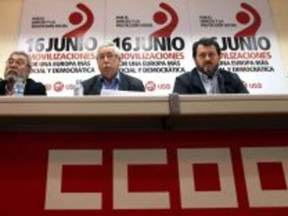 GRA104 MADRID, 10/06/2013.- Los secretarios generales de CCOO, UGT y USO, Ignacio Fern&aacute;ndez Toxo (c), C&aacute;ndido M&eacute;ndez (i) y Julio Salazar, durante la presentaci&oacute;n hoy en rueda de prensa en Madrid de las movilizaciones convocadas por la Confederaci&oacute;n Europea de Sindicatos. Los tres sindicatos han rechazado hoy una reforma estructural de las pensiones, aunque han admitido la necesidad de actuar de manera coyuntural ante el deterioro del sistema, al mismo tiempo que han pedido al Gobierno que no se esconda detr&aacute;s del informe de los expertos sobre este asunto. EFE/Juan Carlos Hidalgo