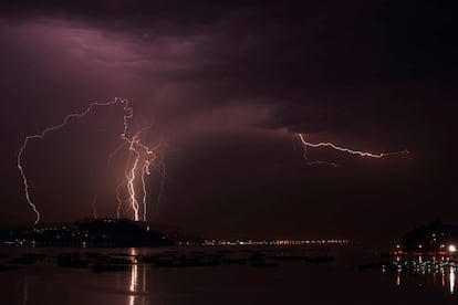 Un rayo cae durante una tormenta en Lugo.