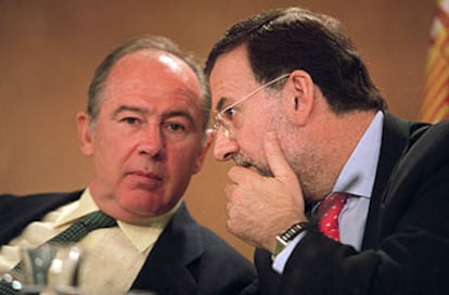 Los vicepresidentes Rodrigo Rato (a la izquierda) y Mariano Rajoy, tras el Consejo de Ministros de ayer.