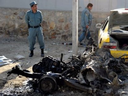 Restos del vehículo que ha usado el terrorista suicida en Kabul.