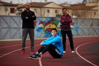 Dani Rodríguez, con Manolo Jiménez, su entrenador y María José Jiménez, su psicóloga, antes de ir al Europeo de Torun.